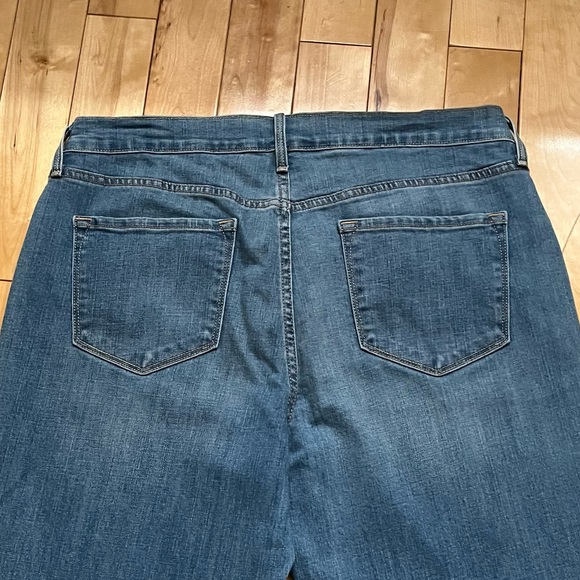NWOT Old Navy Women’s Blue Jeans 14 Short Mid Rise Flair Style Curvy/Profile - Picture 6 of 8